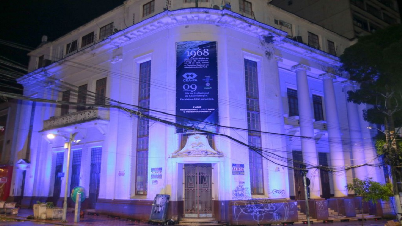 Read more about the article O Prédio Palácio do Comércio, onde funciona a sede da bicentenária Associação Comercial do Pará-ACP é iluminado em homenagem aos profissionais de Administração.