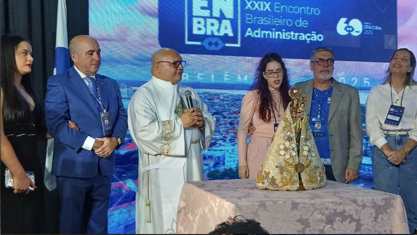 Leia mais sobre o artigo Imagem peregrina de Nossa Senhora de Nazaré entra em cena e emociona profissionais de Administração durante o XXIX Enbra